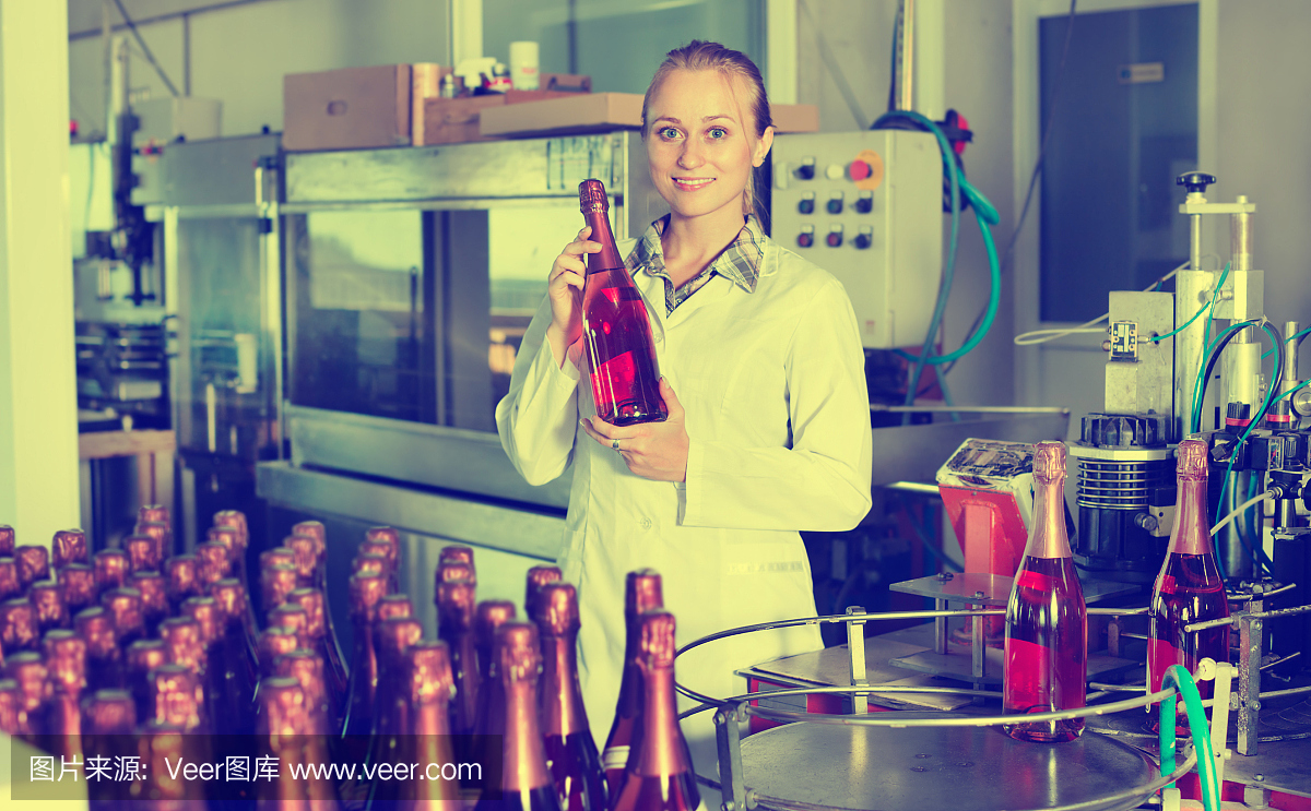 在葡萄酒生产工厂工作的妇女